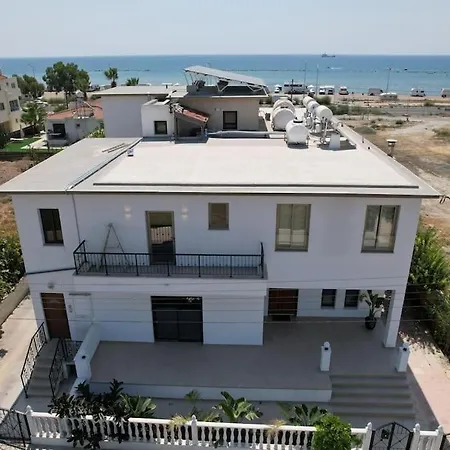 Apartment Seaview 2br Retreat By The Ocean Larnaca